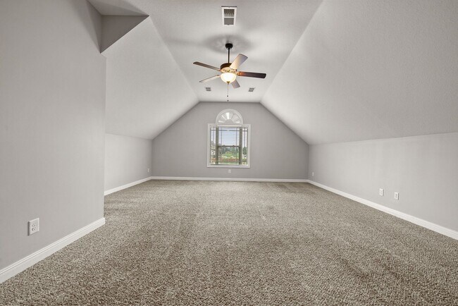 Building Photo - Pet Friendly Four Bedroom with Bonus!