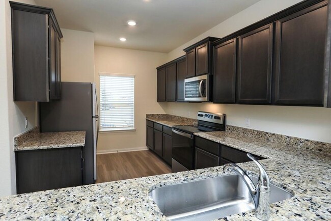 Building Photo - Spacious Brand New Home with 5 Bed/2.5 bat...