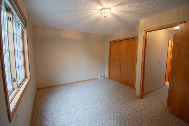 Building Photo - Bright Townhome with Fireplace & Nature Views