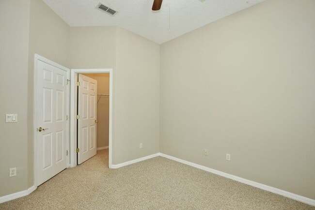 Building Photo - Spacious 3/2 Home located in Summerport Co...