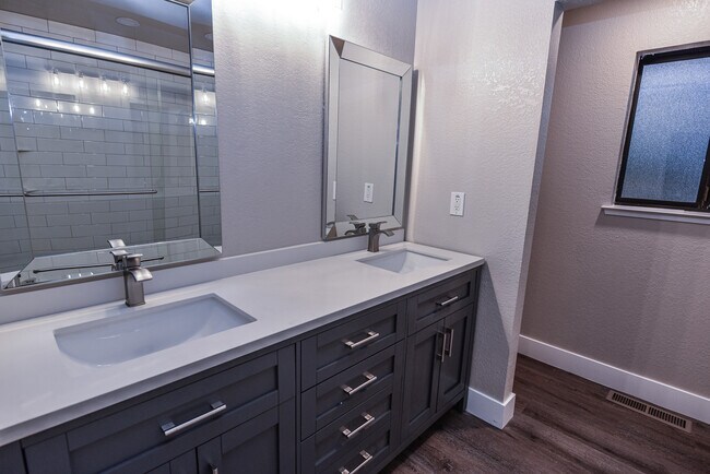 Building Photo - 2455 Knollwood Dr