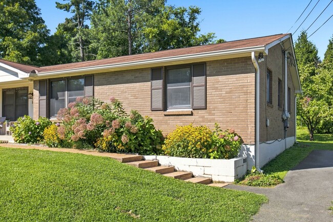 Building Photo - 316 Lorna Dr