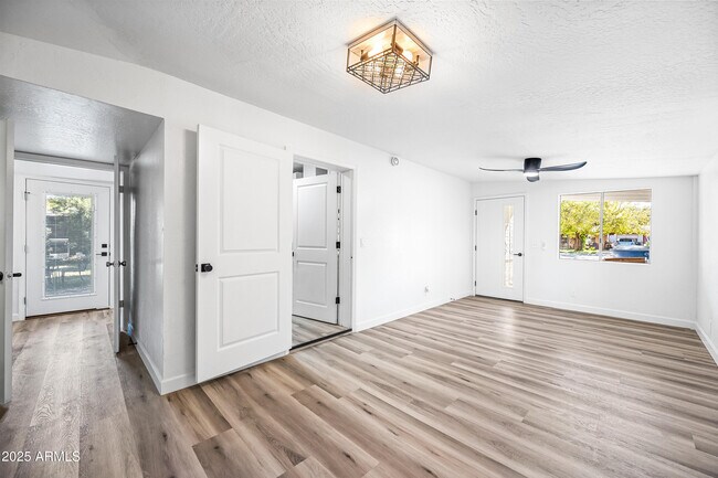 Building Photo - 1608 E Hudson Dr