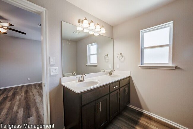 Building Photo - Beautiful 4/2.5/2 in Sand Springs!