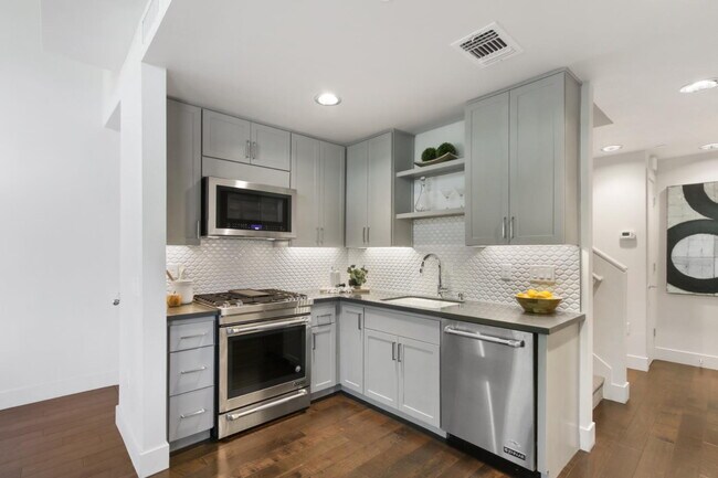 Building Photo - Gorgeous townhouse