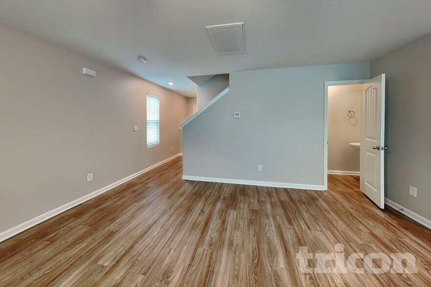 Building Photo - 1225 Standing Oak Dr