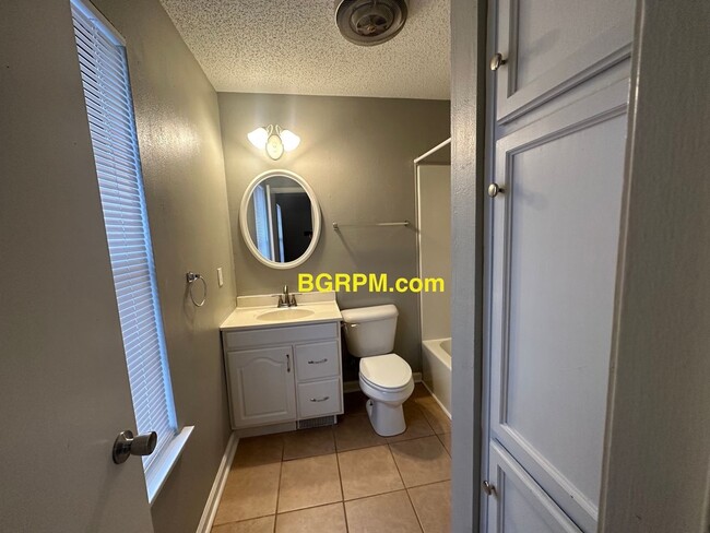 Building Photo - 2 BD, 2 1/2 BA, Townhome in Jacksonville.