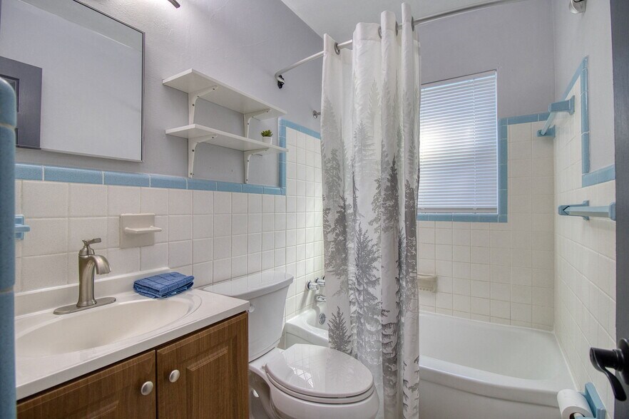 Building Photo - 634 15th Ave S