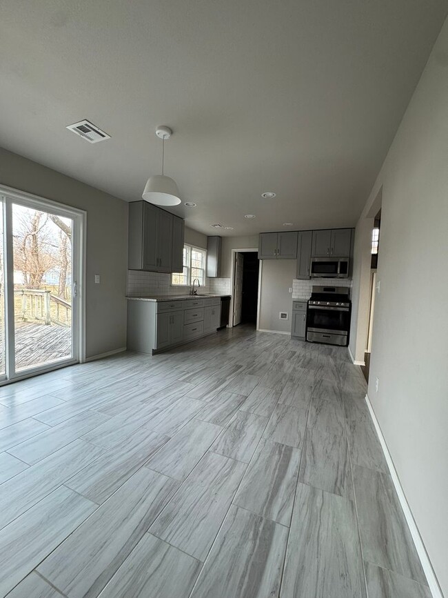 Building Photo - 2 Bedroom 1 Bath Home.