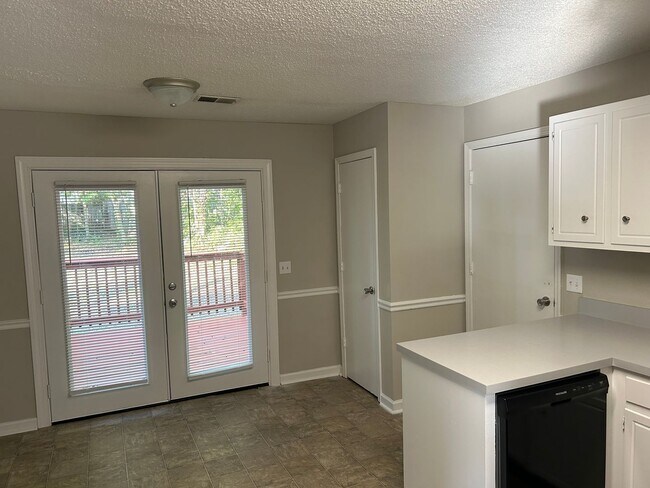 Building Photo - Large two-story colonial style home, Antioch