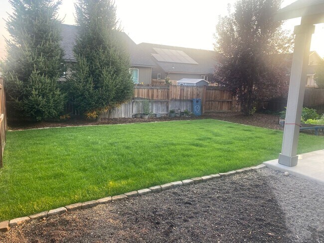 Building Photo - Rare 5 BR home in Southwest Redmond