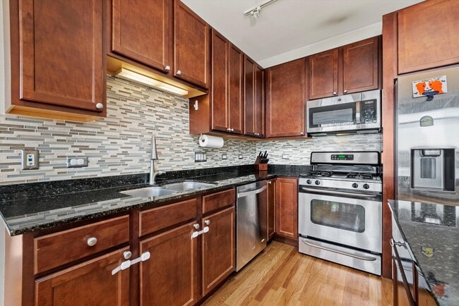 Building Photo - 1001 W 15th St