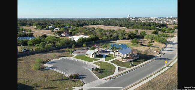 Building Photo - Welcome home to 621 Cavan!
