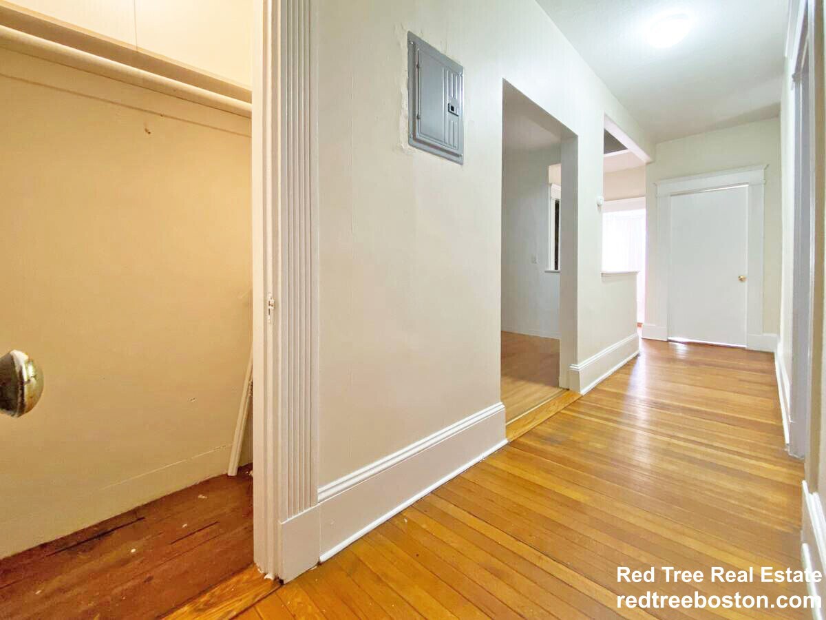 Building Photo - 1589 Beacon St