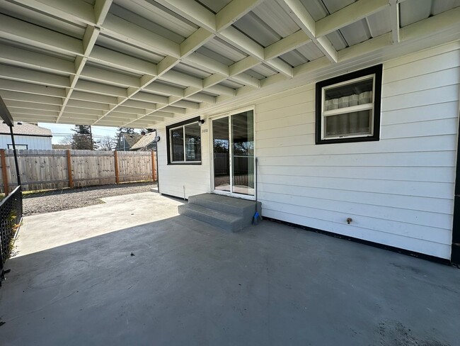 Building Photo - Darling 2bd, 1ba house with large fenced y...