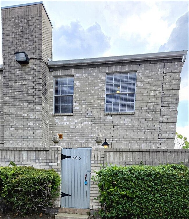 Building Photo - 7400 Bellerive Dr