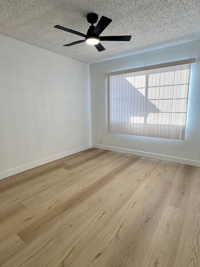 Building Photo - Bright Upstairs 2-Bedroom Apartment in Prime Long Beach Location