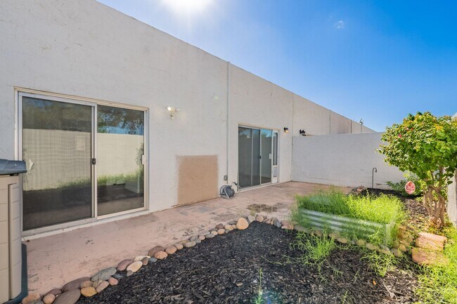 Building Photo - Short-Term Rentals OK *** Less than 2 mile...