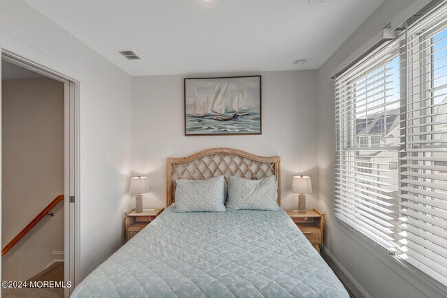 Building Photo - 19 Cummins St