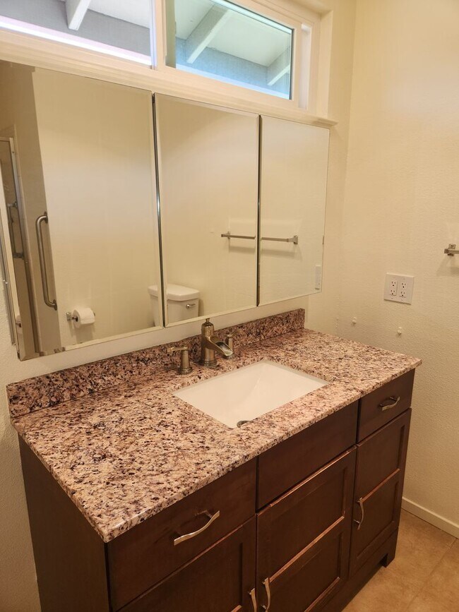 Building Photo - Lovely 2 bedroom, 2 bath in the Oakmont 55...