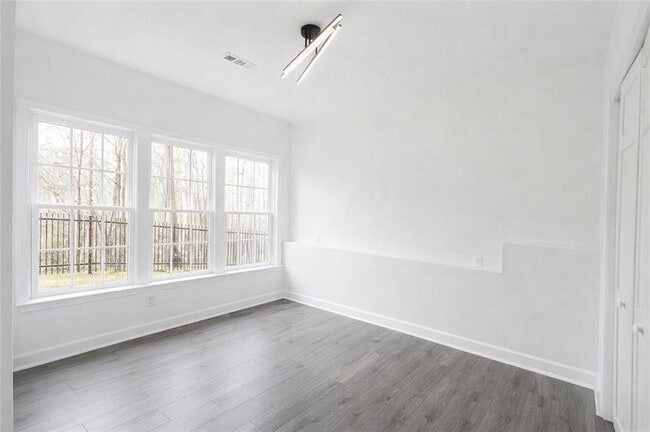 Building Photo - 1430 Hillcrest Heights