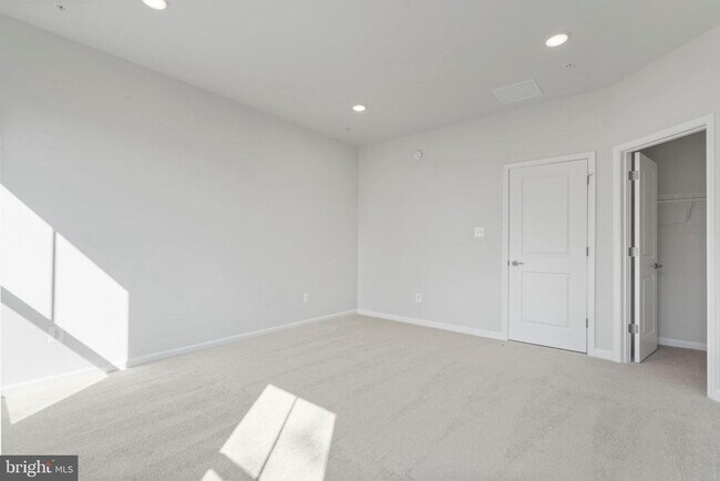 Building Photo - 6947 Gladebrook Rd