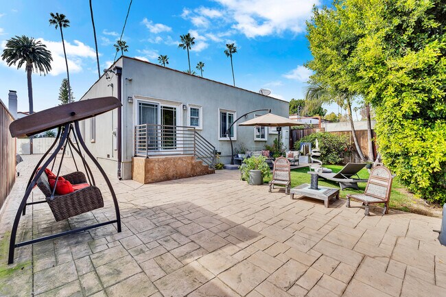 Building Photo - 326 N Doheny Dr