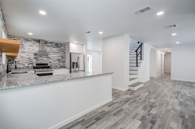 Building Photo - 550 Roanoke Dr