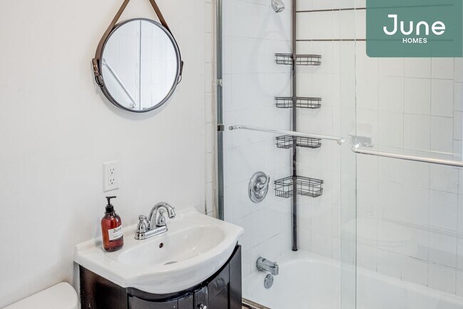 Building Photo - Queen room in 5-bed/1.0-bath Home