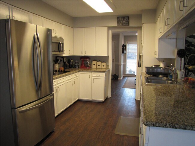 Building Photo - 7902 Meadowcroft Dr