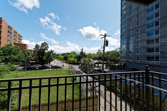 Building Photo - 811 W Eastwood Ave