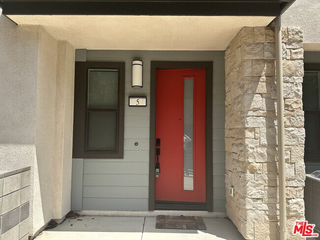 Building Photo - 2957 W Lincoln Ave