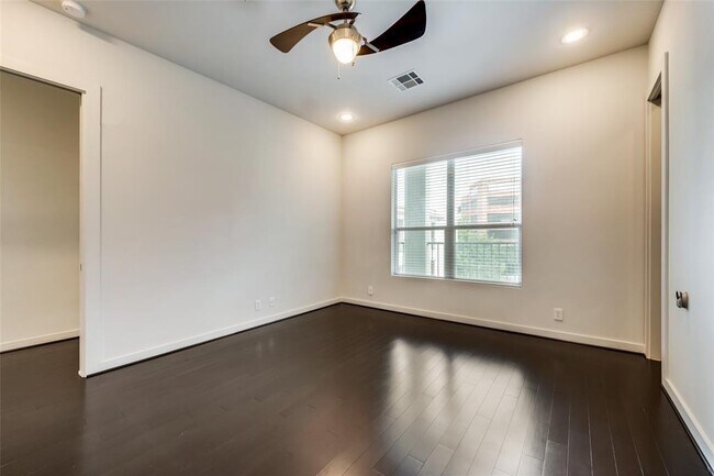 Building Photo - 207 Pierce St