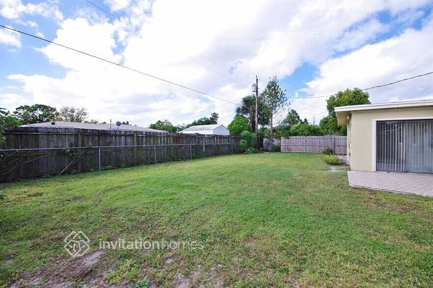 Building Photo - 7034 Pender Way