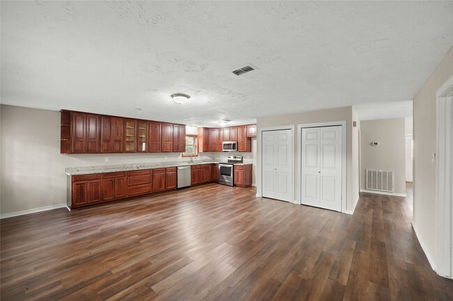 Building Photo - 1606 Stone Lake Dr