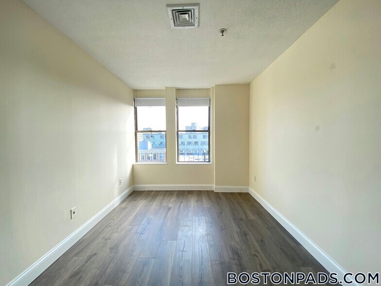 Building Photo - 1126 Boylston St