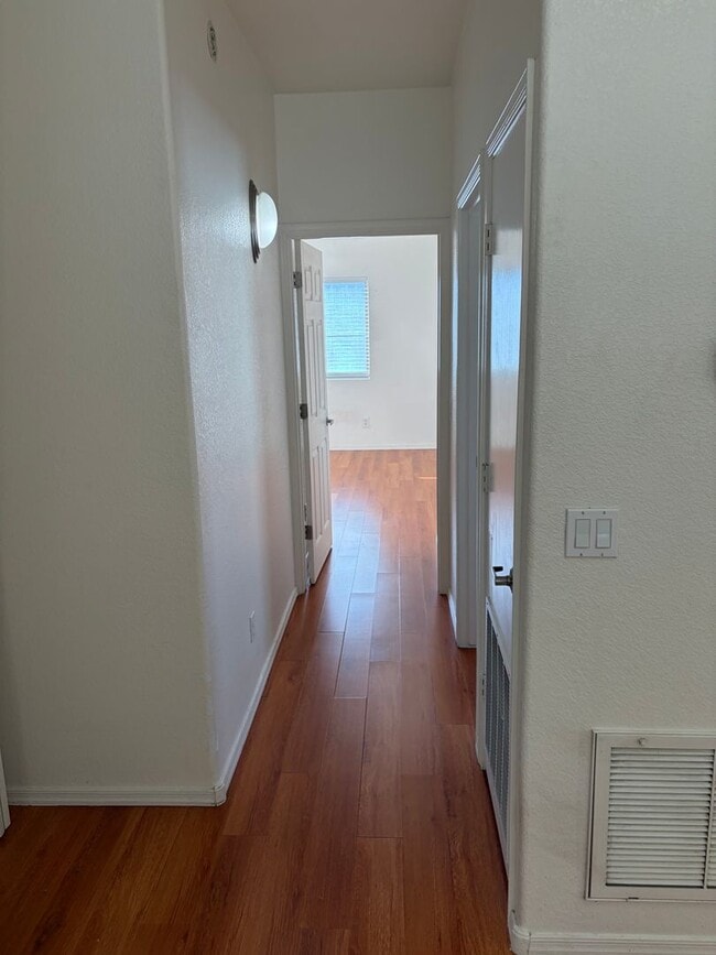 Building Photo - 2 Bedroom 2.5 Bath Townhome!