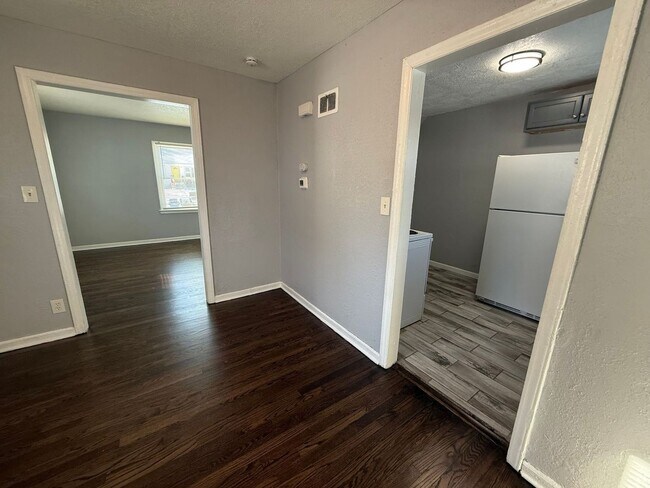 Building Photo - Beautiful 2 Bedroom 1 Bathroom in Kansas City!