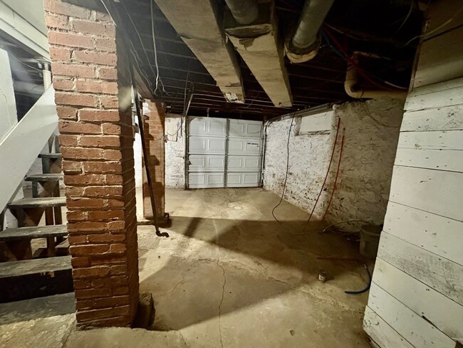 Building Photo - Spacious 2-Bedroom + Den Home with Ample Parking & Backyard!