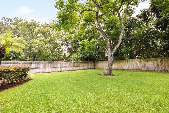 Building Photo - Charming 4/2 Colonial Town North Home with...