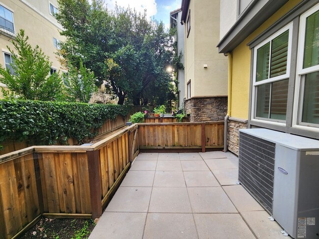 Building Photo - Modern 3 bed 2.5 bath townhome