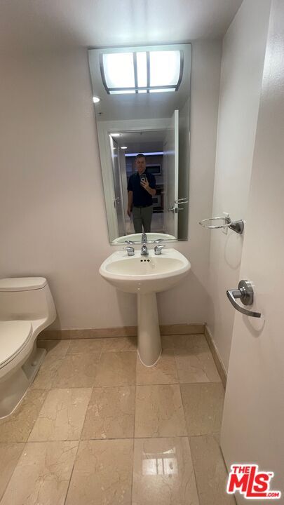 Building Photo - 13700 Marina Pointe Dr