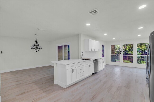 Building Photo - 1602 Pine Oak Dr