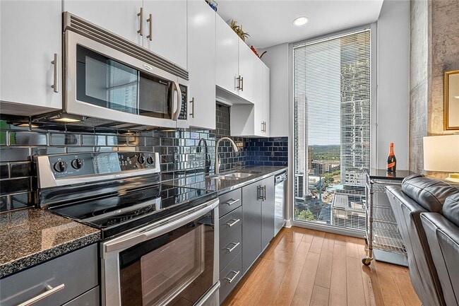 Building Photo - 360 Nueces St