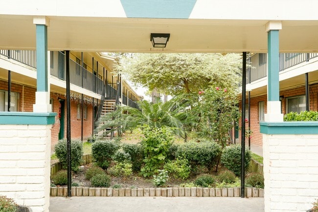 Building Photo - Cedar Creek
