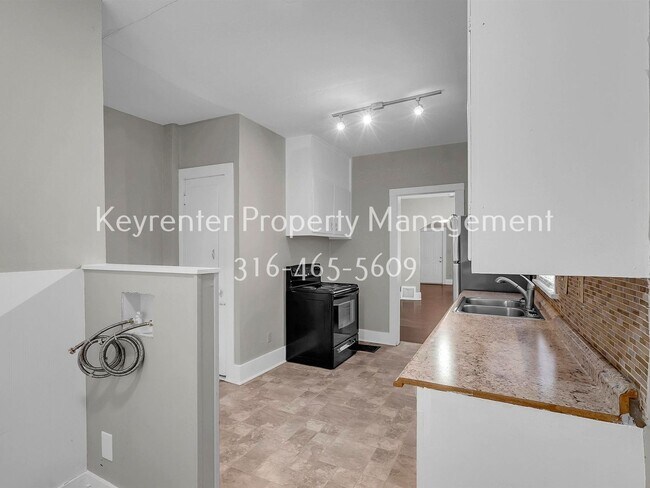 Building Photo - Charming 2 bedroom 1 bath Craftsman Duplex
