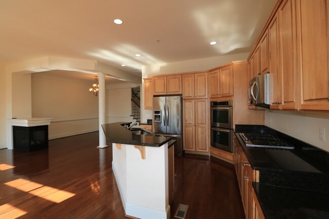Building Photo - SHORT TERM LEASE AVAILABLE -- Luxury TH in Bethesda - 4 bed + 3.5 ba - Elevator TH in Gated commu...