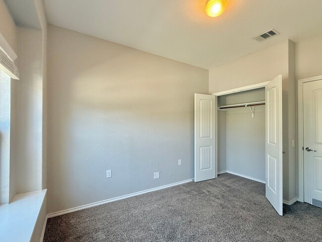 Building Photo - Northeast Crossing Neighborhood. Close to ...
