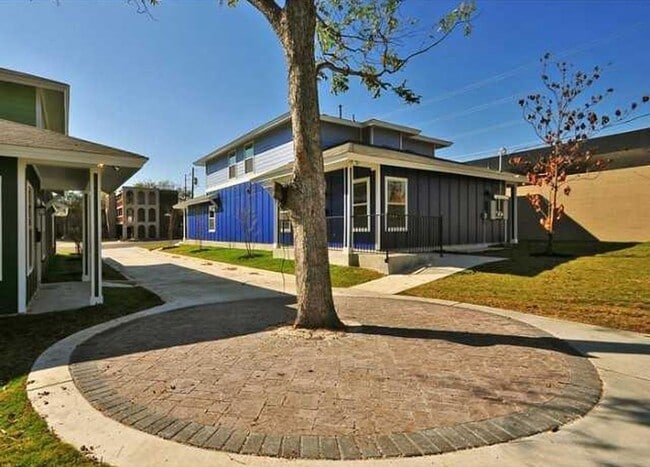 Building Photo - Spacious 4X2 North Loop Duplex