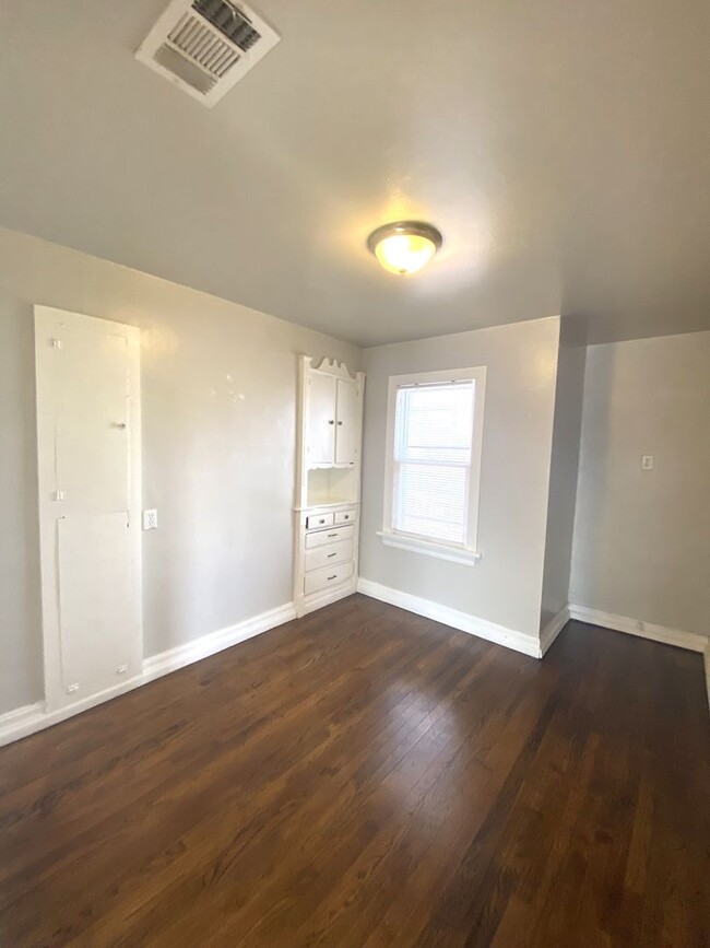 Building Photo - Upstairs 1 bed 1 bath in Linwood Place Add...